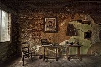 Urbex Porträt und Möbel in einem baufälligen Raum