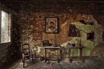 Urbex portret en meubels in een vervallen kamer van Dyon Koning