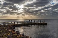 Afsluitdijk met steiger tijdens zonsopkomst van Daan Kloeg thumbnail