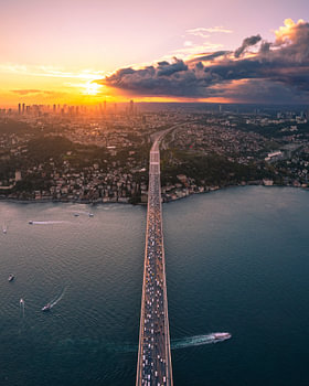 Brücke über den Bosporus bei Sonnenuntergang, Istanbul