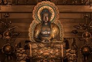 Gouden standbeeld van de Japanse Boeddha Shakyamuni omgeven door lotusbloemen. van Kuremo Kuremo thumbnail