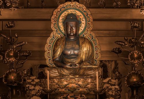 Goldene Statue des japanischen Buddha Shakyamuni, umgeben von Lotusblumen.
