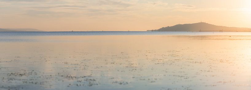 Panorama van het Balatonmeer bij zonsopgang met berg in Fonyód van Daniel Pahmeier