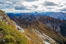 Indrukwekkende bergfoto van de Kotzen in Hinterriß - een krachtig alpenlandschap gekenmerkt door rotsen, bos en een heldere Karwendelsfeer. Perfect voor iedereen die van authentieke bergnatuur houdt.