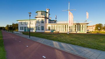 Ehemaliges Flughafengebäude ziviler Flughafen Welschap, Meerhoven von Joep de Groot