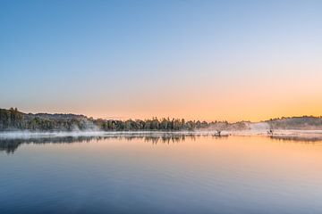 Lever de soleil brumeux au bord de l'eau sur John van de Gazelle fotografie