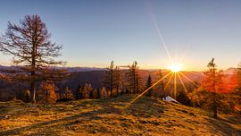 Berglandschaft "Sonnenuntergang im Herbst" von Coen Weesjes