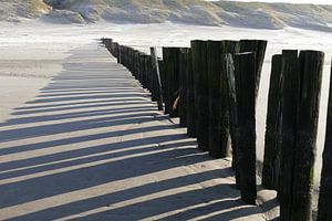 Breakwater and shadows sur Peter Zwitser