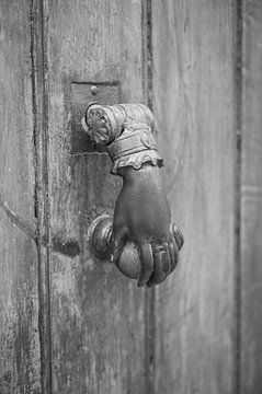 Vintage zwart wit van een deurklopper in Frankrijk De hand - straat en reisfotografie van Christa Stroo fotografie