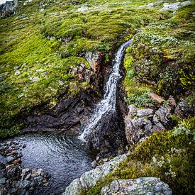 Mini waterfall on the hike to Trolltunga by Be More Outdoor