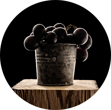 verse druiven in metalen beker op zwarte achtergrond van Olha Rohulya