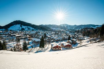 Winterlicher Blick auf Oberstaufen von Leo Schindzielorz