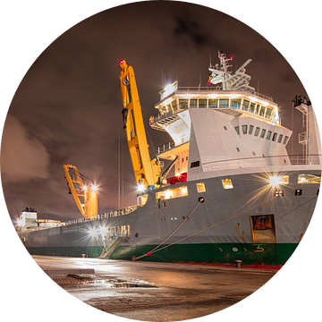 scène van de nacht met een afgemeerd schip met verlichte kade, Antwerpen van Tony Vingerhoets