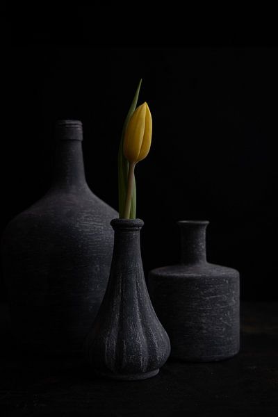 Gele tulp in grijze vaas van Maaike Zaal