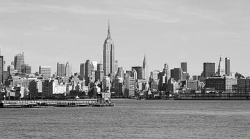 New York skyline met de Empire State Building (zwart wit) van Be More Outdoor