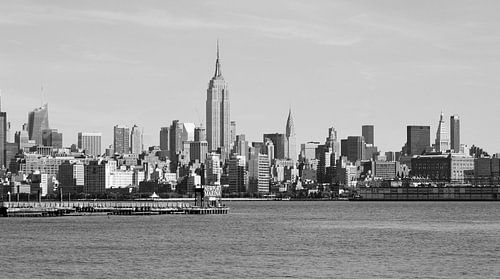 New Yorker Skyline mit Empire State Building - Zeitlos in Schwarz und Weiß