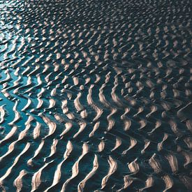 Rippen im Sand mit blauer Reflexion von Susanne Ottenheym