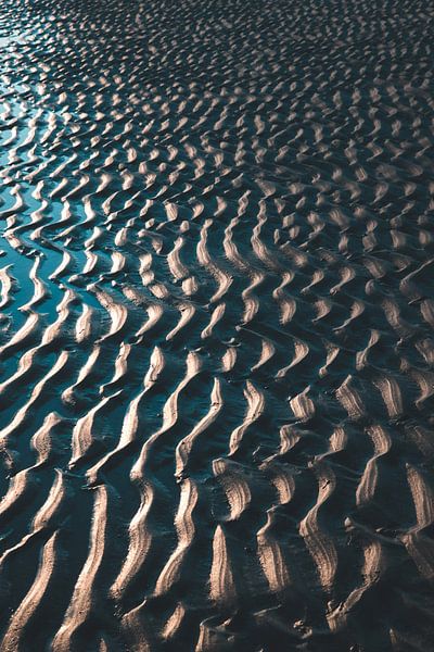 Rippen im Sand mit blauer Reflexion von Susanne Ottenheym