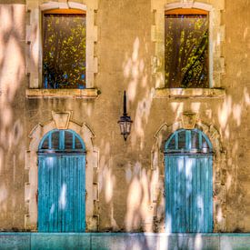 Twee blauwe deuren van Stewart Leiwakabessy