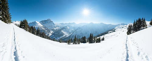 Keizerlijk weer boven het Kleinwalsertal