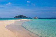 Sandbank in einem azurblauen Meer von Antwan Janssen Miniaturansicht