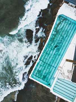 Blauw zwembad met de stille oceaan vanuit de lucht bij Bondi Beach, Australië