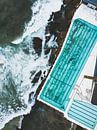 Blauw zwembad met de stille oceaan vanuit de lucht bij Bondi Beach, Australië van Michiel Dros thumbnail