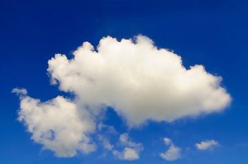 Wolken tegen een blauwe lucht van Sjoerd van der Wal
