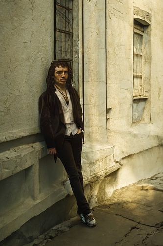 Carel Fabritius en de Tijdloze Schoonheid van een Oude Mergelmuur: Een Unieke Ontmoeting