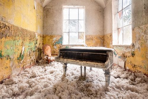 Piano abandonné avec de la laine.
