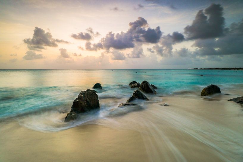 Golven en zwarte rotsen op Arashi Beach Aruba van Arthur Puls Photography