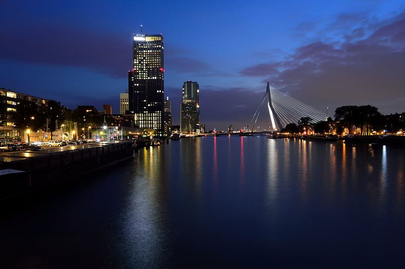 Rotterdam in de avond van Gerard de Zwaan