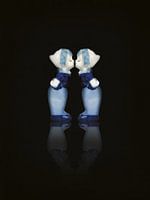 Liefde. Delfts blauw kussen paar, vrouwen. Op zwarte achtergrond
