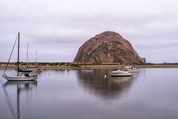 Gevangen in een weerspiegeling - Morro Bay van Joseph S Giacalone Photography