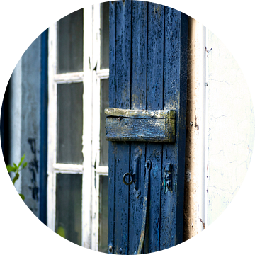 Raam Blauw met luiken van Agnes Meijer