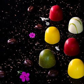 Chocolade bonbons / culinaire foto / kleurrijk van Meggie Spek