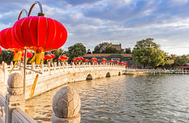 Rote Laternen auf der Yongan-Brücke im Beihai-Park in Peking von Marc Venema