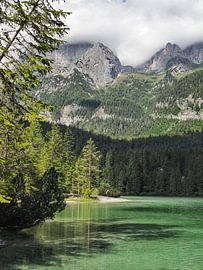 Spektakuläres Bergfoto der berühmten Drei Zinnen in den Dolomiten – ein zeitloses Motiv für alle Bergliebhaber. Klare Strukturen, beeindruckende Felswände und die unverwechselbare alpine Kulisse machen dieses Bild zum Highlight jeder Wand.