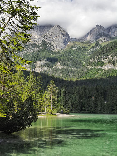 Spectaculaire bergfoto van de beroemde Drie Toppen in de Dolomieten - een tijdloos motief voor alle bergliefhebbers. Heldere structuren, indrukwekkende rotswanden en de onmiskenbare alpine achtergrond maken van deze foto het hoogtepunt van elke muur.
