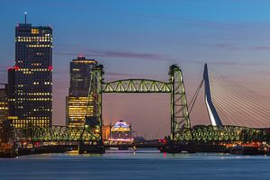 De Hef à Rotterdam illuminé sur Ilya Korzelius