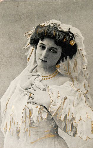 Mooie vrouw rond 1910 op oude ansichtkaart