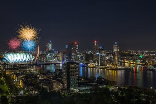 De Erasmusbrug in Rotterdam in de kleur goud met vuurwerk speciaal voo