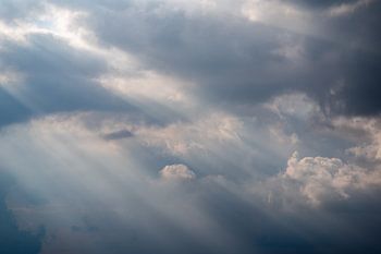 Nuages sombres avec rayons de soleil