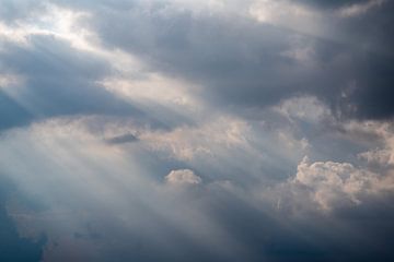 Donkere wolken met zonnestralen van Felix Marx