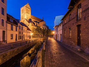 Oude stad in Wismar in de avond van Werner Dieterich