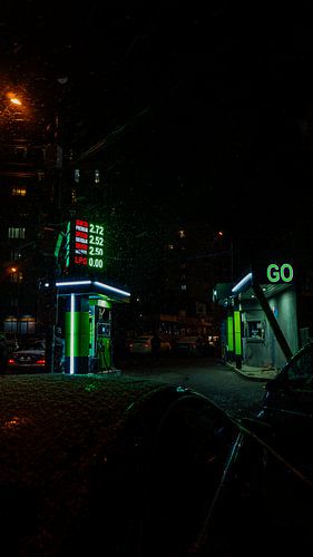 Neon Refuge – Tankstelle bei Schneefall