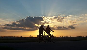 fietsers op dijk van George Burggraaff