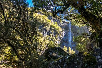 Doorkijkje naar de 'verwaaide waterval' op Madeira van Janneke Kaim