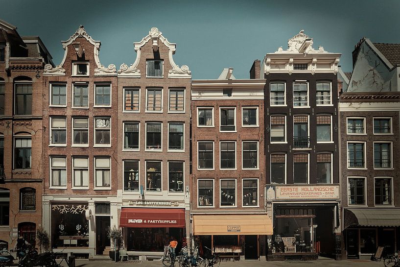 Winkelpandjes aan het Amsterdamse Damrak in retro look. van Robert Jan Smit