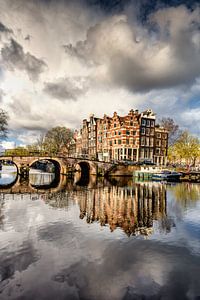 Bedrohlicher Himmel über der Brouwersgracht in Amsterdam von Frans Lemmens